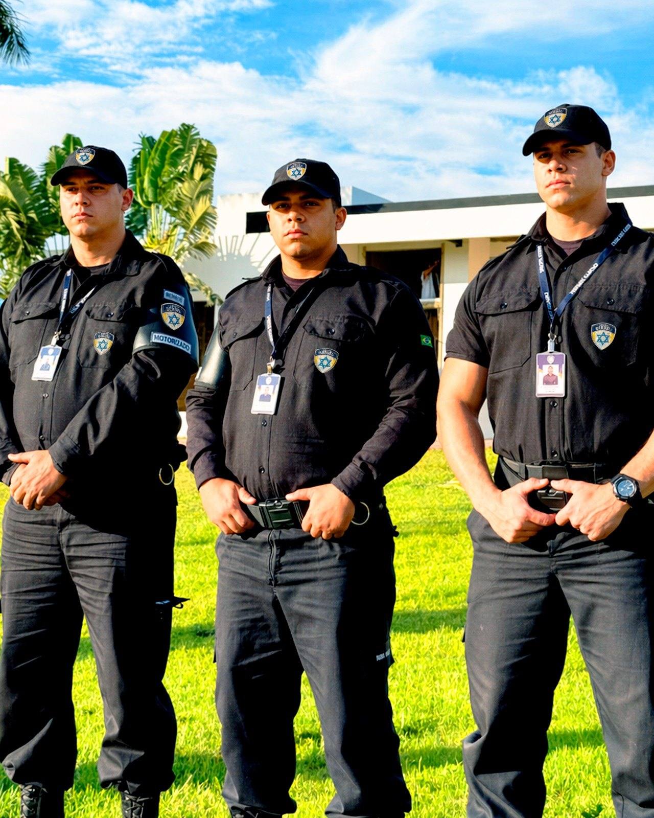 Três vigilantes do Grupo Berbel uniformizados lado a lado