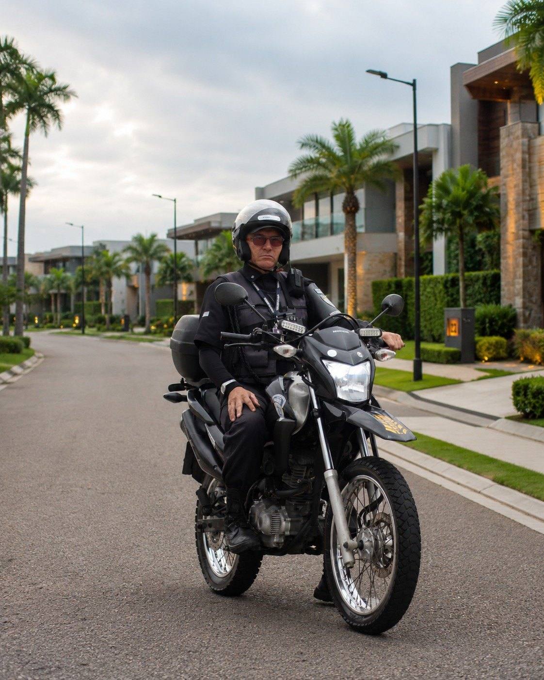 Vigilante do Grupo Berbel em ronda de moto em rua de condomínio